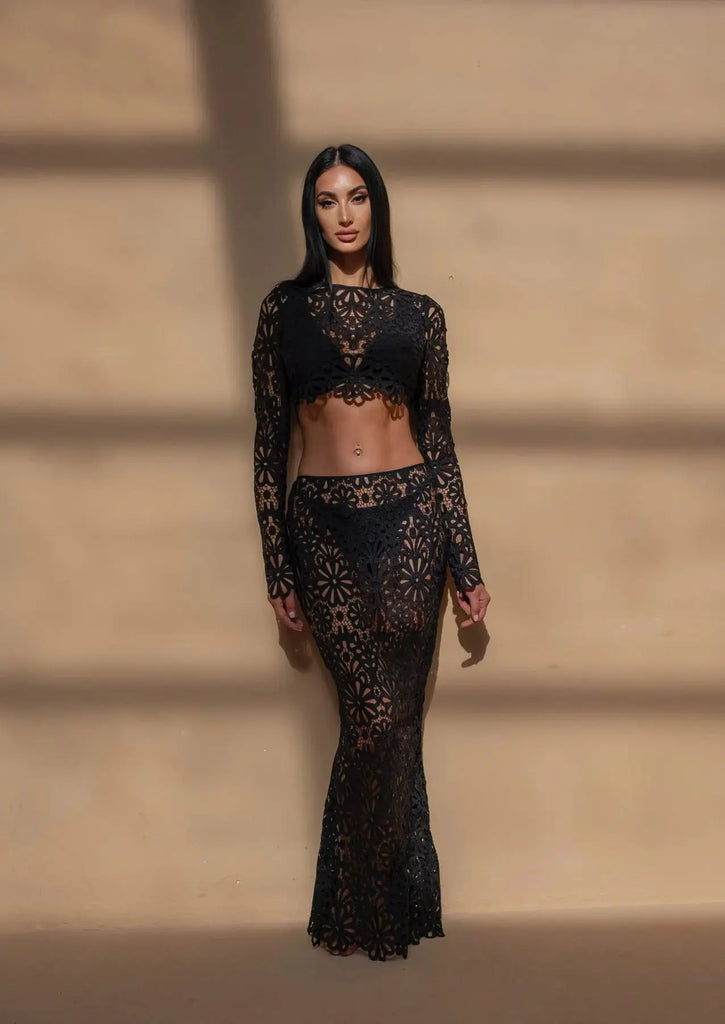 High-waisted lace midi skirt outfit